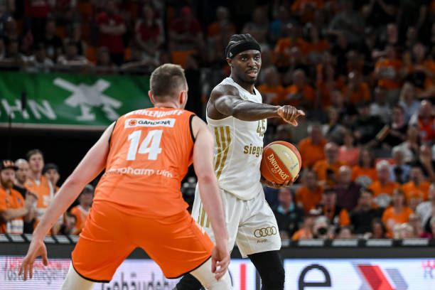 彩绝伦的 彩绝伦的